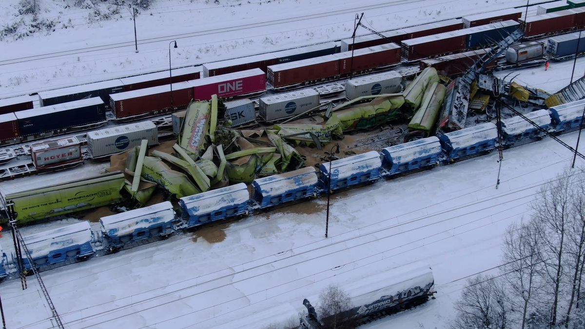 „Bylo to jako domino.“ Letecké záběry po srážce nákladních vlaků v České Třebové